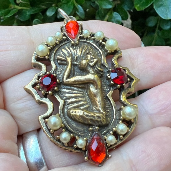 VINTAGE LARGE PENDANT BY CORO CHERUB ANGEL PLAYING FLUTE RED RHINESTONES PEARLS - Picture 4 of 16